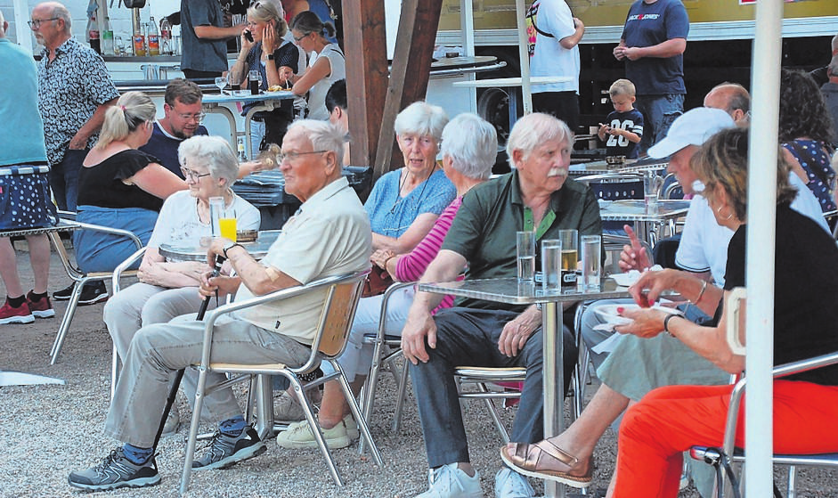 Nicht immer steht der Fußball im Mittelpunkt: Bei Rurdorfer Sommer-Cup darf auch geklönt werden. FOTO: HELMUT SCHIFFER