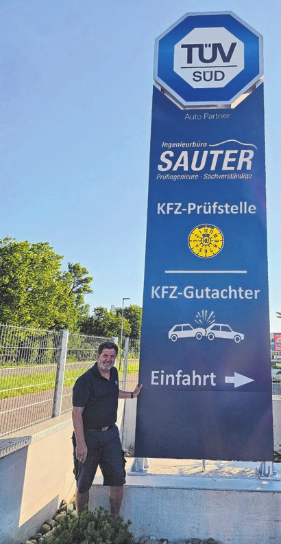 Dipl.-Ing. Ralf Sauter an der Einfahrt zu seiner neuen Kfz-Prüfstelle in Schelklingen.