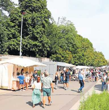 Verschiedene Köstlichkeiten und Waren werden auf der Händlermeile angeboten. FOTO: CLAUDIA BARDON/GRATIS