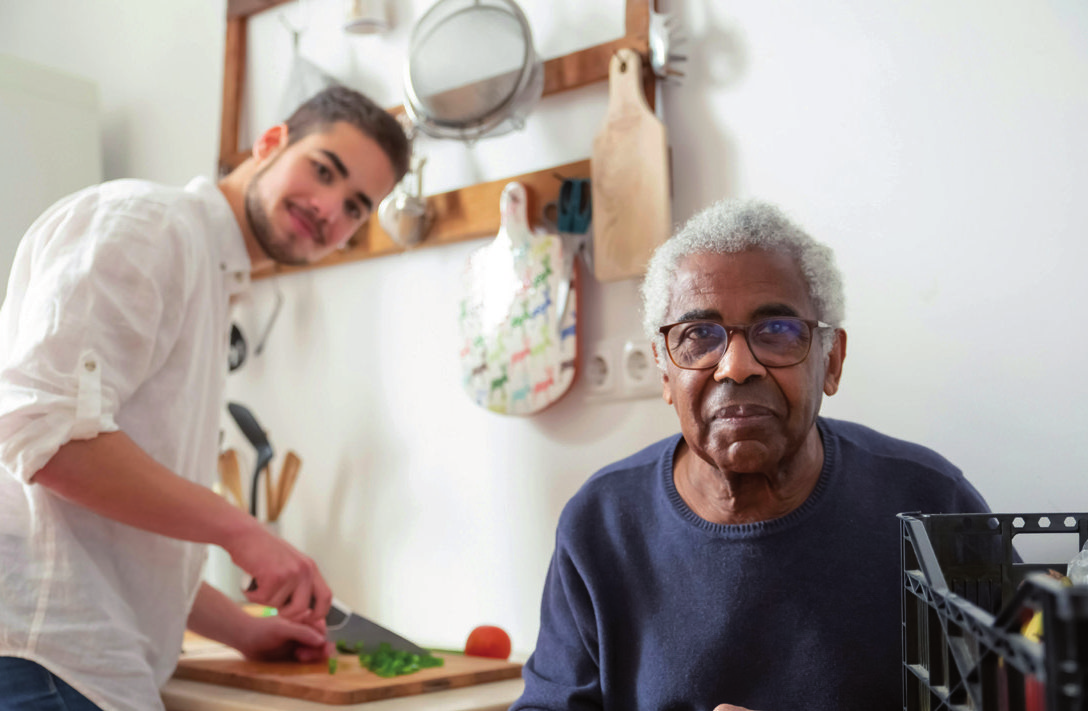 Mobile Pflegedienste bieten eine gute Ergänzung, wenn es im Alltag bei gewissen Abläufen Schwierigkeiten gibt. Als Ergänzung empfiehlt sich ein Hausnotruf. Fotos: Pexels