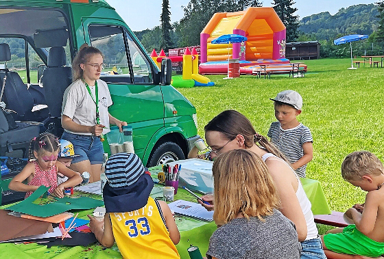 Das Spielmobil des Landkreises Kulmbach wird die kleinen Gäste mit verschiedenen Angeboten bespaẞen.