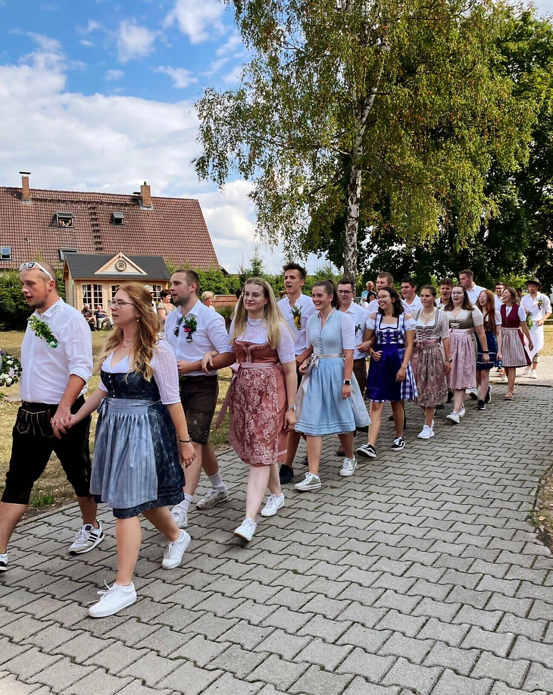 Die Kerwa-Jugend zieht gemeinsam durch den Ort.