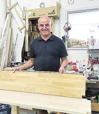 Tischler Thomas Koch baut in seiner Werkstatt Möbel auf Maẞ.