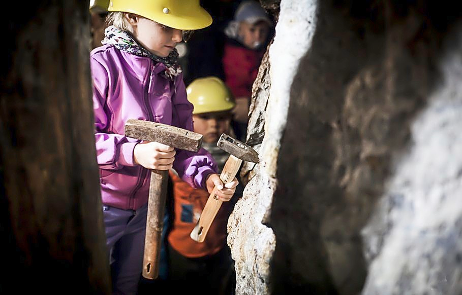 Den Stollen im Besuchsbergwerk können große und kleine Gäste entdecken.