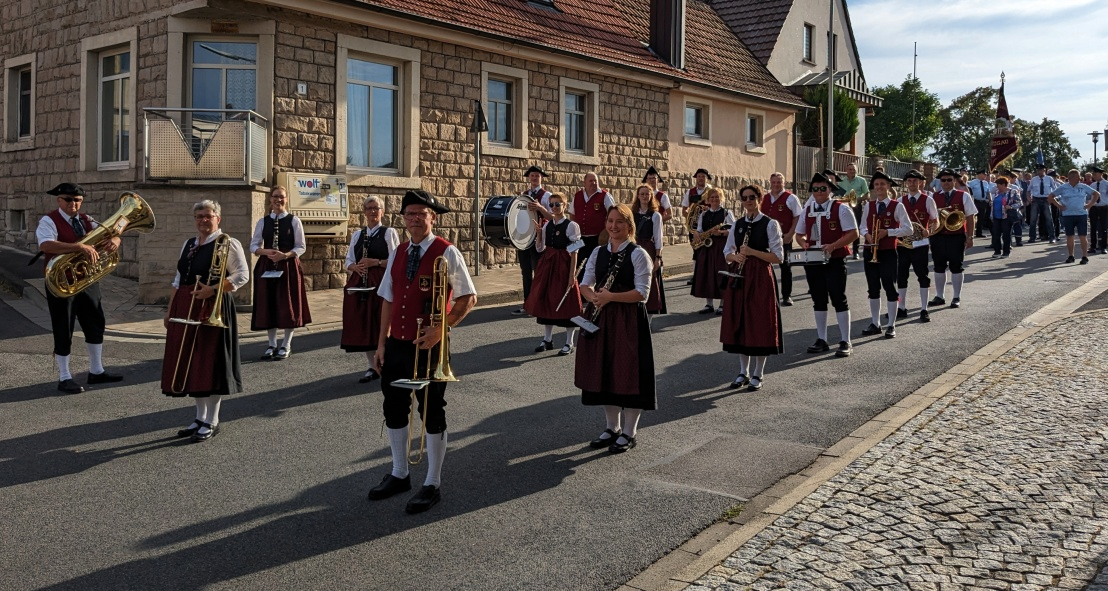 Der Musikverein von Knetzgau gestaltet die Kirchweih.