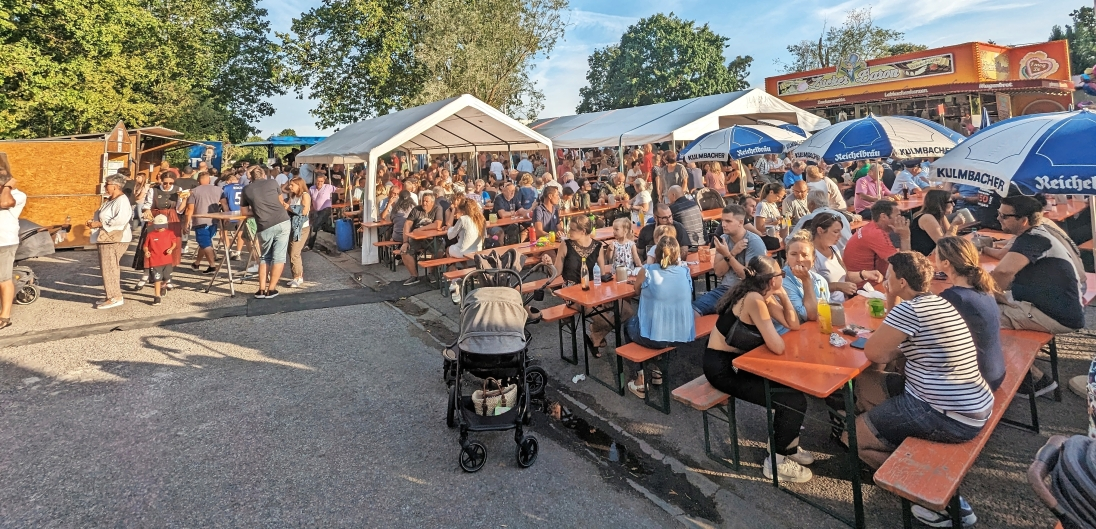 Auf dem Festplatz wird für die Gäste wieder Essen serviert.