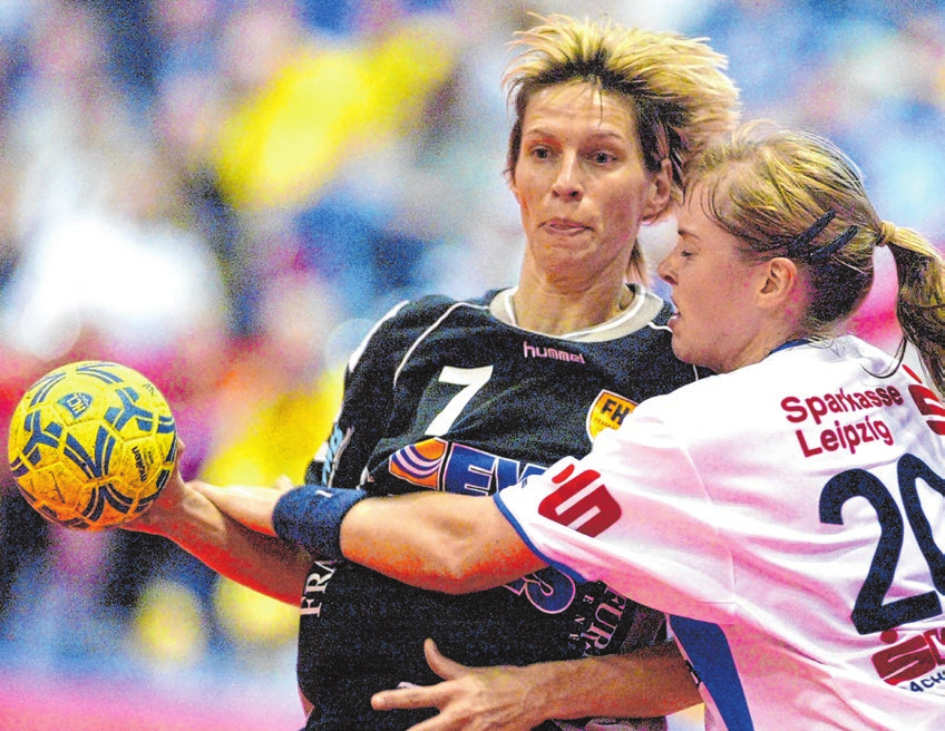 2004 DHB-Pokalendrunde: Der Frankfurter HC gewann gegen HC Leipzig mit 38:28. Links im Bild die Frankfurter Spielerin Bianca Urbanke-Rösicke.