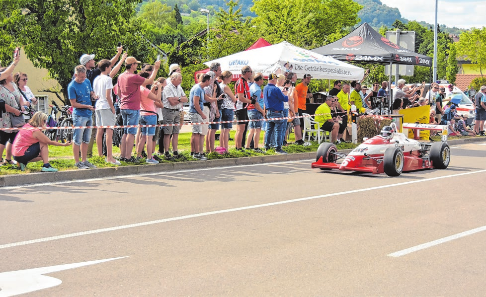 Ein original Formel 3 Rennwagen, gesteuert von Klaus Trella, einem ehemaligen Rennmechaniker von Michael Schumacher. Mit genau diesem Wagen feierte Michael Schumacher seine ersten Erfolge in Formel-Rennen. Die Aufnahme stammt aus dem vergangenen Jahr, der Rennwagen kommt hier von der Bergstrecke zurück, die 2023 Jahr erstmals befahren werden durfte. Foto: Rainer Lorenz