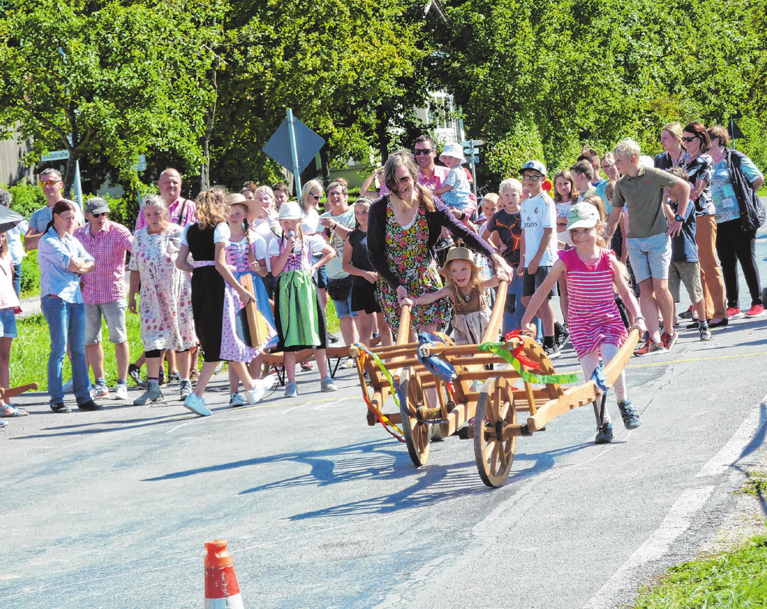 Die verschiedenen Attraktionen auf dem Festplatz und die witzigen Kerwaspiele wie „Schubkarrenrennen“ oder „Gockeltanz“ garantieren Spaß für die ganze Familie.