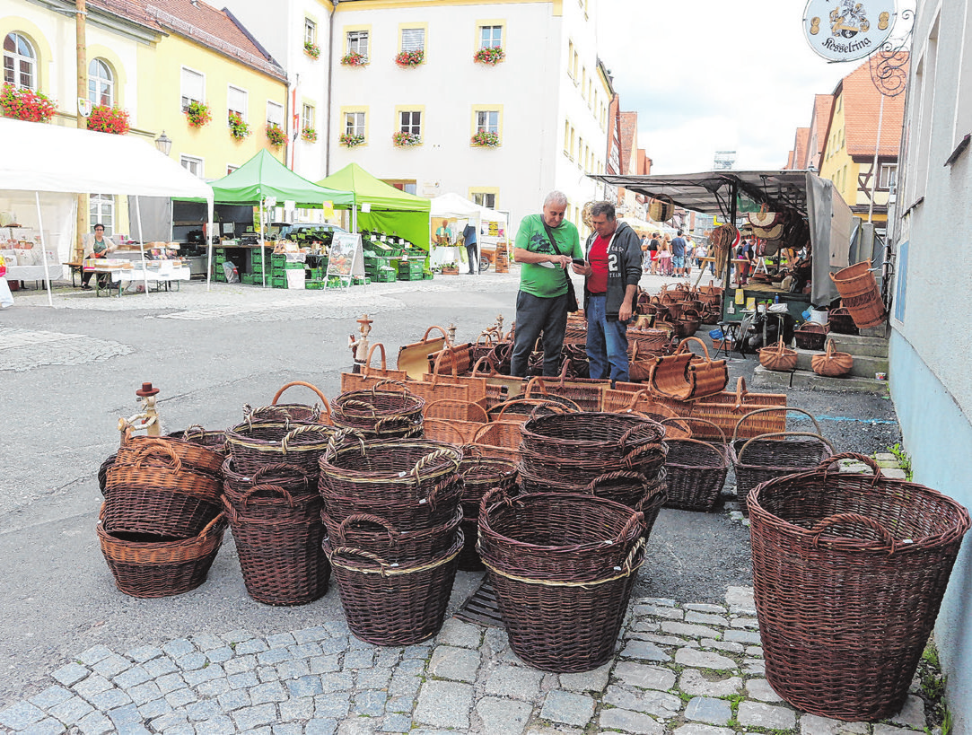 Beim Landlust-Markt am Kerwasonntag finden Sie beinahe alles, was das Herz begehrt. Statten Sie Scheinfeld einen Besuch ab und stöbern Sie durch das bunte Angebot. Es lohnt sich!