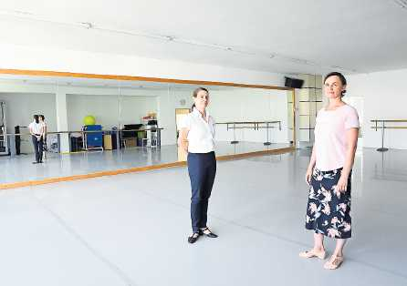 Inhaberin Laure Coreau (links) und Olga Anikeyenko im neu renovierten Ballettstudio FOTO: JOACHIM MARTIN KÖNIG