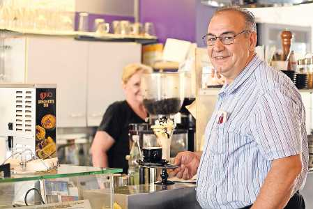 Rosario Militello serviert gerne einen frischen Kaffee, FOTO: JOACHIM MARTIN KÖNIG