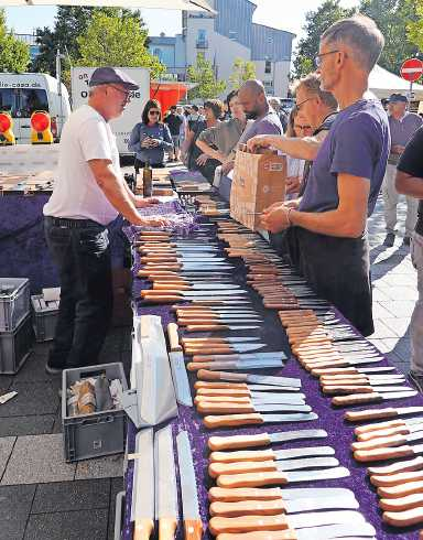 Stand mit unterschiedlichen Messern. FOTO: BENNDORF