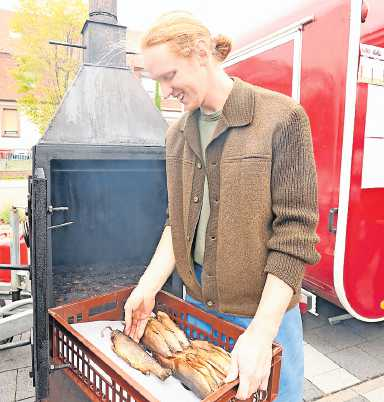 Vor Ort werden auch Forellen geräuchert. FOTO: BENNDORF