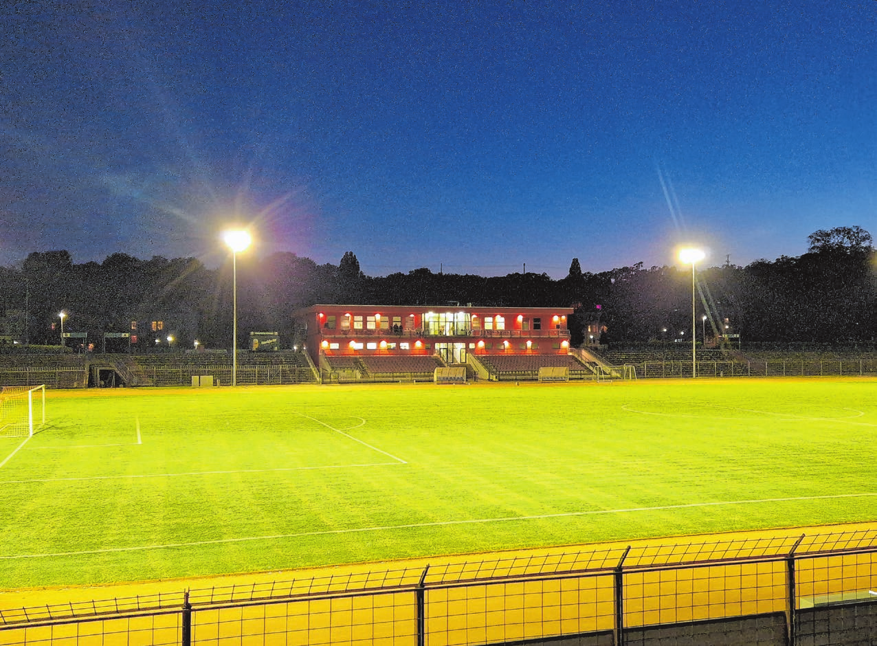 Neu: Flutlichtanlage im Stadion der Freundschaft. Die Anlage hat der Verein in Eigenregie gebaut. Jetzt können wieder Freitagabend-Spiele stattfinden. Foto: 1. FC Frankfurt