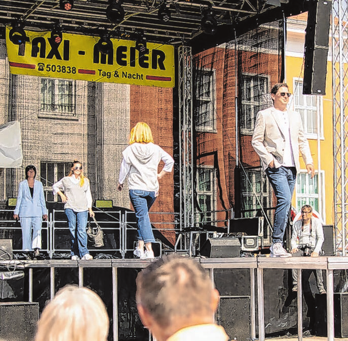 Beliebter Programmpunkt am verkaufsoffenen Stadtfestsonntag: Die nächste einstündige Modenschau auf dem Märkischen Platz beginnt um 14.00 Uhr. Foto: Keane Kraft