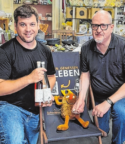 Rouven Andruschkewitsch (links) stellt bei Haushaltswaren Kachel seine Edelbrände und Portweine vor.