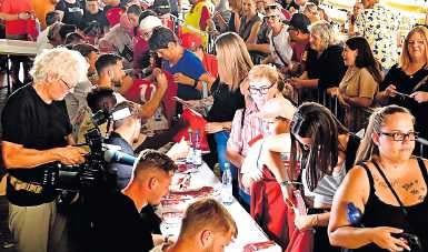 Die Autogrammstunde der FCK-Spieler ist bereits eine beliebte Wurstmarkt-Tradition ARCHIVFOTO: KRETZSCHMAR