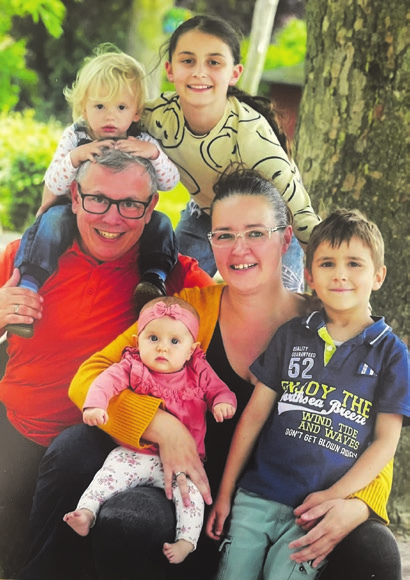 Familie Rücker: Tim, darüber Max und Eva, Mareike mit Pia auf dem Schoß und Leo.