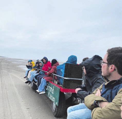 Das Highlight der Ameland-Ferienfreizeit war die Treckerfahrt, die durch den Regen noch besser wurde. Zusätzlich durften wir (die Ältesten) einen Vormittag gestalten, was mir persönlich sehr viel Spaß gebracht hat (Marika, 14).