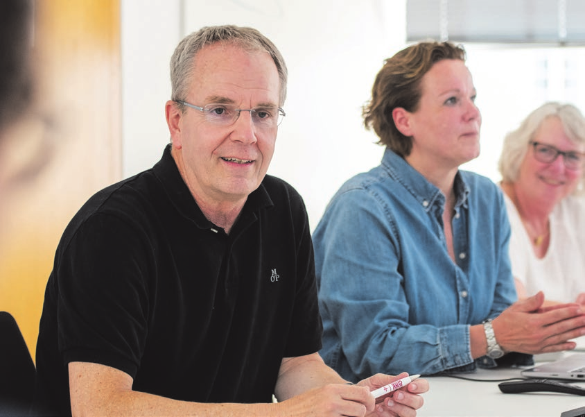 Dr. Stephan Kronenburg moderiert die Redaktionskonferenz der Stabsstelle Kommunikation des Bistum Münster. (Foto: Ladermann/Bistum Münster)