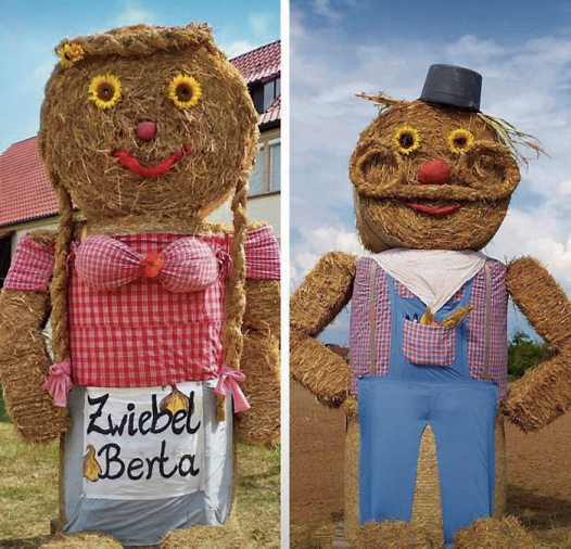 „Zwiebel-Berta“ und ihr Partner „Epfel-Hannes“ begrüßen freundlich die Festgäste.