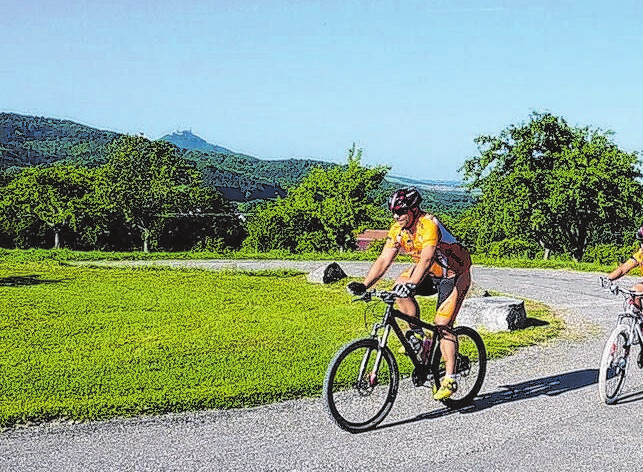 Die Burg Hohenzollern im Blick: Die Radtouristik in Schlatt.