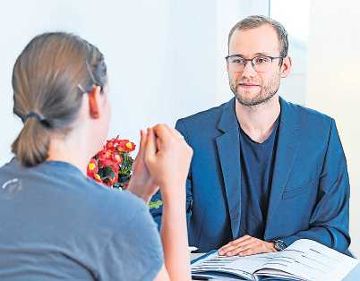 Im Patientengespräch wird die persönliche Situation geschildert FOTO: MEDIAN KLINIKEN/GRATIS