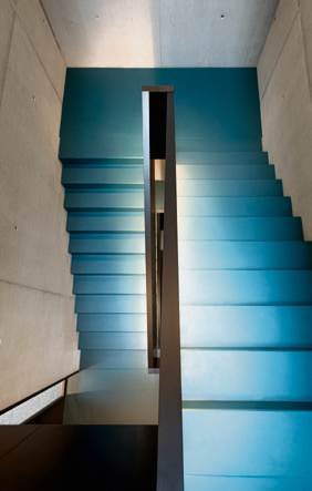 Die azurblauen Treppen im modernen Neubau der SLB.