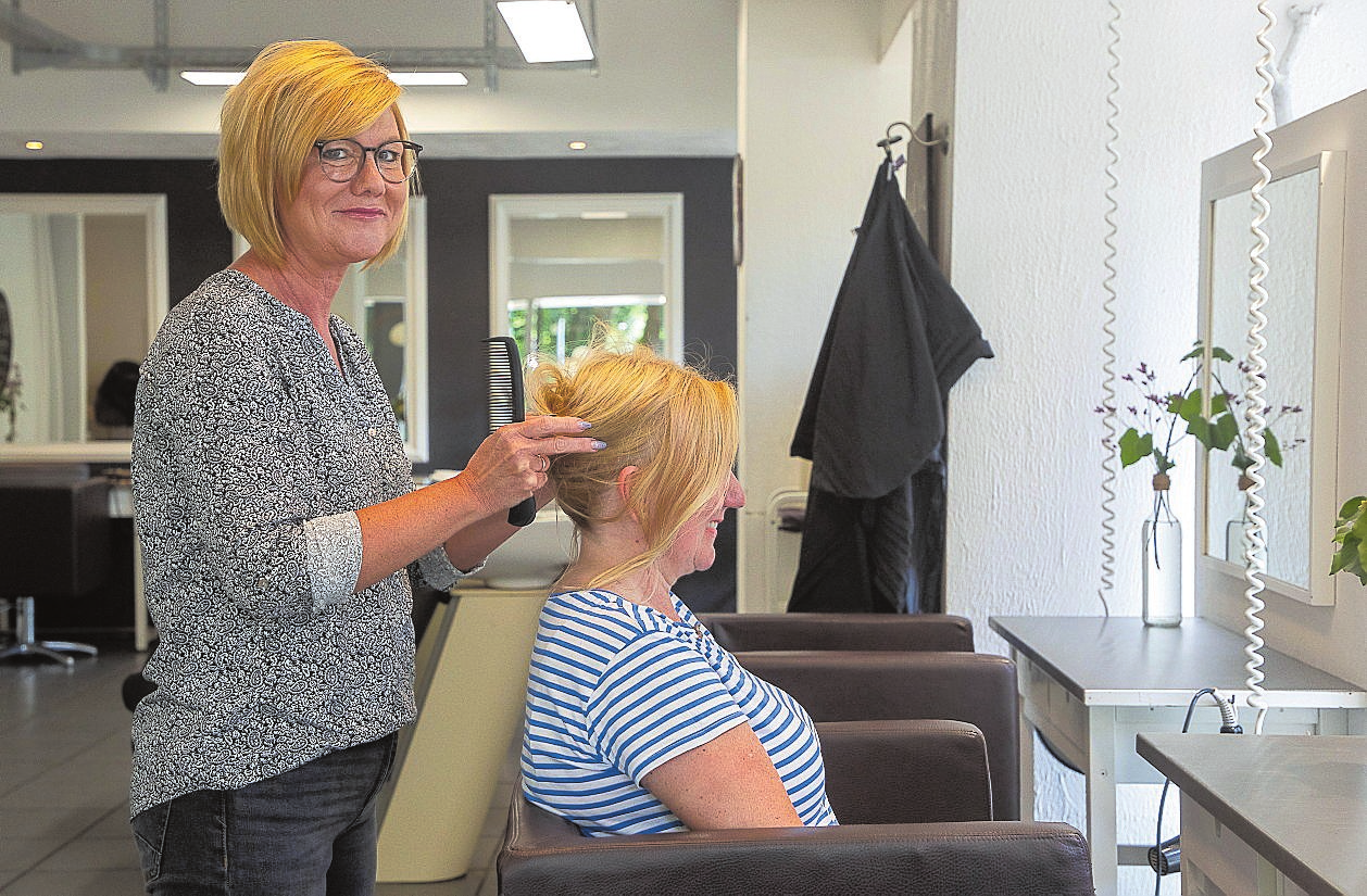 Insgesamt sind fünf Friseurinnen im Salon „Strubbelpeter“ tätig neben Jerome Böde