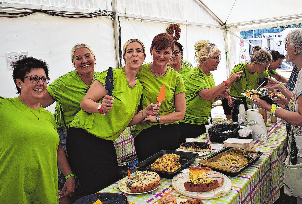 Fleißige Kuchenbäckerinnen: In Heinersdorf packen alle zum Gelingen des Festes mit an.