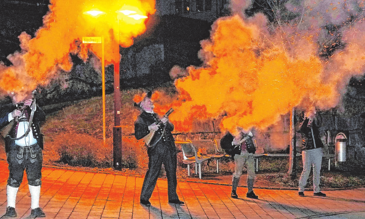 Die Böllerschützen des Heimat- und Kulturverein Sulzbach-Laufen eröffnen das Jubiläum mit dem Anschießen. Foto: Rainer Kollmer