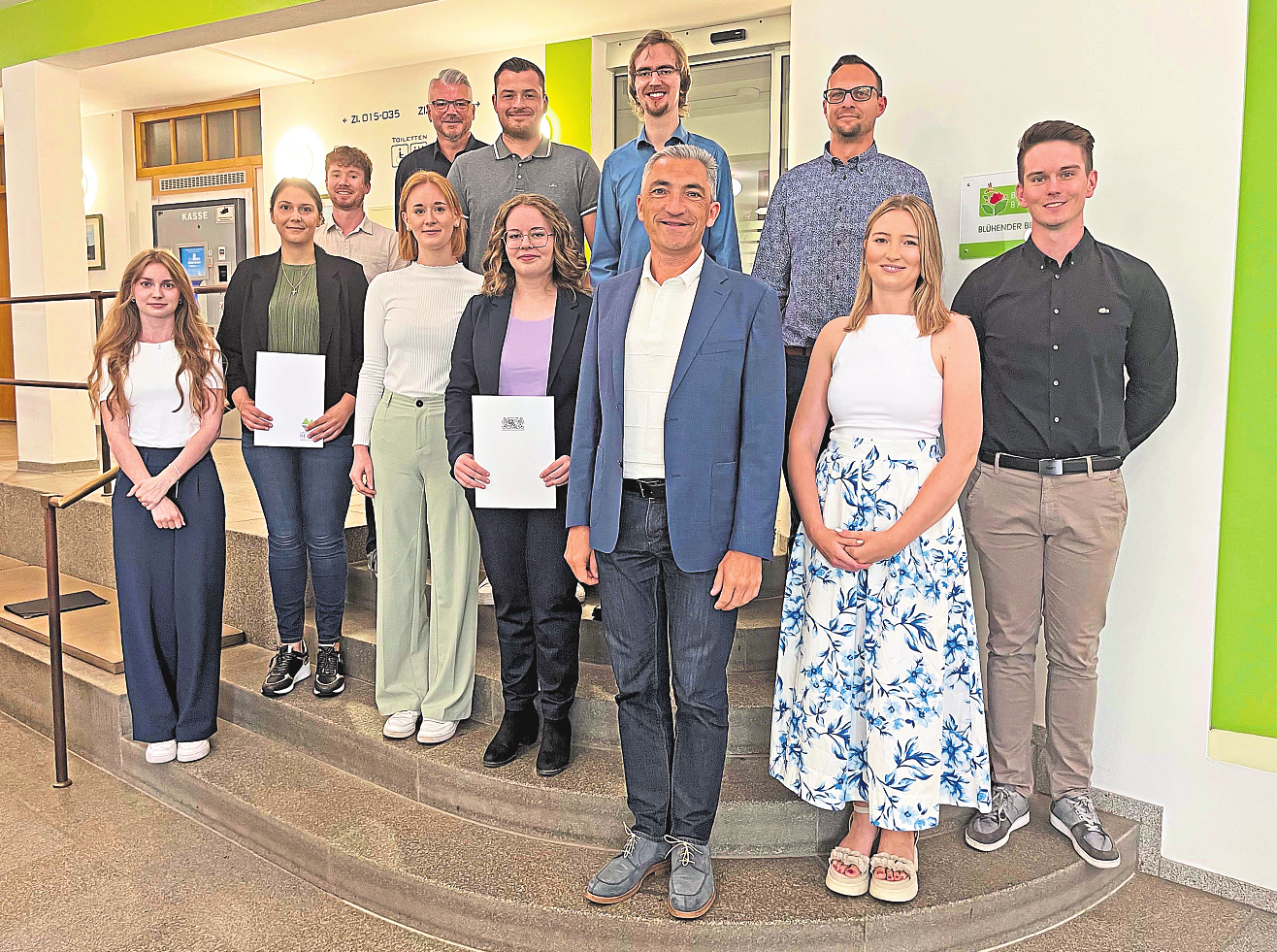 Landrat Dr. Ronny Raith begrüßte die Nachwuchskräfte (v.l.) Theresa Köppl, Patricia Schmidt, Anna Burghart, Axel Haẞauer, Tanja Mittermüller, Leo Weingut und Daniel Fedeli am Landratsamt. Über die Neuzugänge freuen sich Personalleiter Reinhard Wölfl und Personalverwaltungsmitarbeiterin Maria Egginger (1. u. 2.v.re.) sowie stellvertretender Personalratsvorsitzender Michael Fenzl und Personalratsvorsitzender Marco Süß (3. u. 5.v.li.). Foto: Iris Gehard/Landratsamt Regen