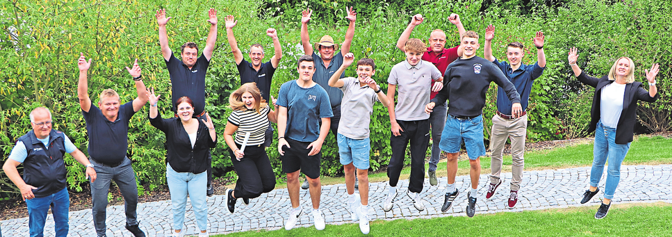 Alois Dachs, Prokurist und Bereichsleiter Hoch-, Tiefbau und Personal (I.), die Teamleiter und Kollegen wünschten den neuen Auszubildenden eine spannende und erfolgreiche Ausbildung. - Foto: Ebner