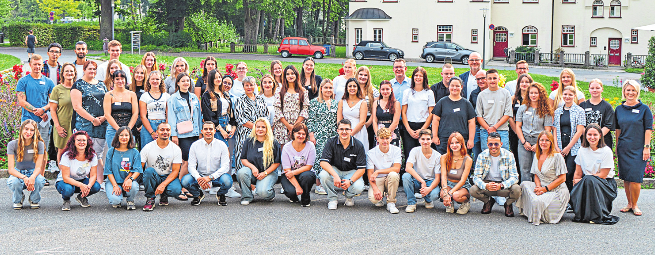 Das sind die „Neuen“ bei LINHARDT: Sandro Krönauer (Elektroniker für Betriebstechnik), Valentin Ernst (Fachinformatiker für Systemintegration), Elias Köppl (Fachinformatiker für Systemintegration), Veronika Michaela Kauschinger (Industriekauffrau), Louis Wolke (Industriekaufmann), Florian Ertl (Industriemechaniker), Sofia Kellermeier (Industriemechanikerin), Laura Schumann (Industriemechanikerin), Annalena von Zülow (Industriemechanikerin), Elias Wanninger (Industriemechaniker), Thomas Mühlbauer (Zerspanungsmechaniker), Tobias Oswald (Zerspanungsmechaniker), Lena Marie Weiß (Fremdsprachen-Industriekauffrau), Laura Helml (Fachkraft für Lagerlogistik), Selina Charline Herber (Industriekauffrau), Etem Saglam (Industriekaufmann), Selim Firat (Industriemechaniker), Valentin Nikolic (Industriemechaniker), Lukas Lang (Industriemechaniker), Nevio Topak (Industriemechaniker), Alex Daniel Beiz (Industriemechaniker), Ömer Asaf Ay (Elektroniker für Betriebstechnik), Niklas Finn Rabe (Elektroniker für Betriebstechnik), Mohammad Zaarour (Industriemechaniker)