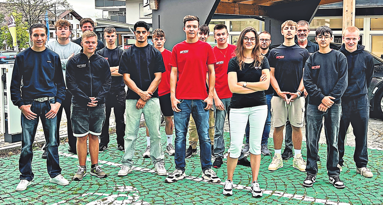 Von links nach rechts: Florian Rickler (Betriebsleitung), Sandra Hevele (Kaufmännische Leitung), Vanessa Lange (Azubi Lager), Laura Lachauer (Azubi Bürokauffrau), Elias Bleck (Azubi Mechatroniker), Leon Stirner (Azubi Mechatroniker), Markus Garwardt (Azubi Mechatroniker), Johannes Grashuber (Azubi Mechatroniker), Julia Schwertfellner (Ausbildungsbeauftragte), Erik Ecker (Lagerleitung).