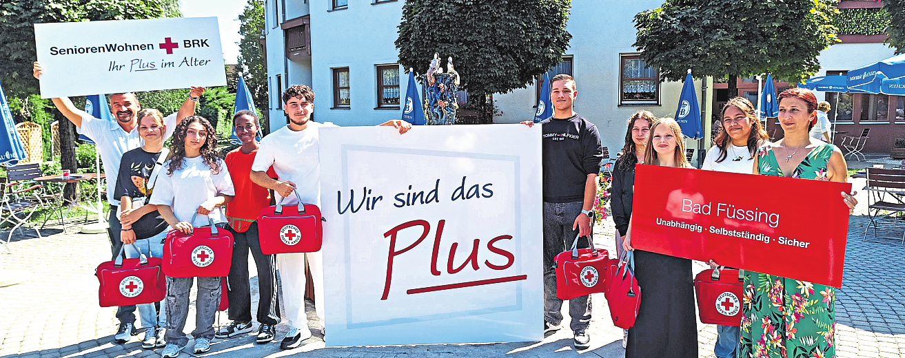 Von links nach rechts: Norbert Röhrner, Anna Vagyozki, Ela Lekaj, Sintya Bokoli, Altun Ismayilzada, Ardian Beqaj, Alisa Steinberg, Andra Beregszaszi, Shalimar Guerrero de Oro, Tatjana Martic. (Foto: Babic)