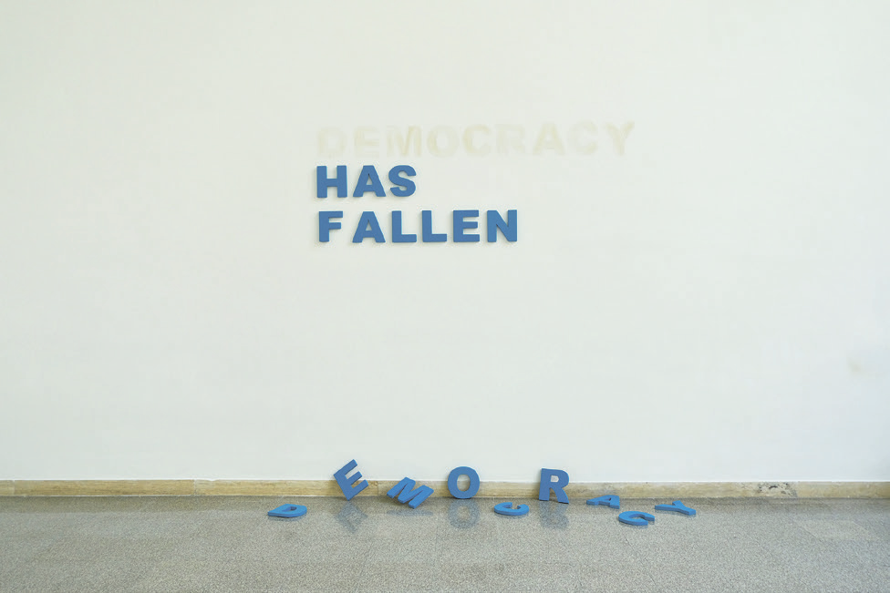 Manaf Halbouni | Democracy has fallen | 2023| VG Bild-Kunst, Bonn 2024. Foto: Manaf Halbouni