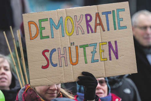 Ausstellungsplakat Schild Demokratie schützen❘ Demonstration Die Würde des Menschen ist unantastbar | Markplatz Neubrandenburg, 21.01.2024. Foto: picture alliance dpa, Stefan Sauer