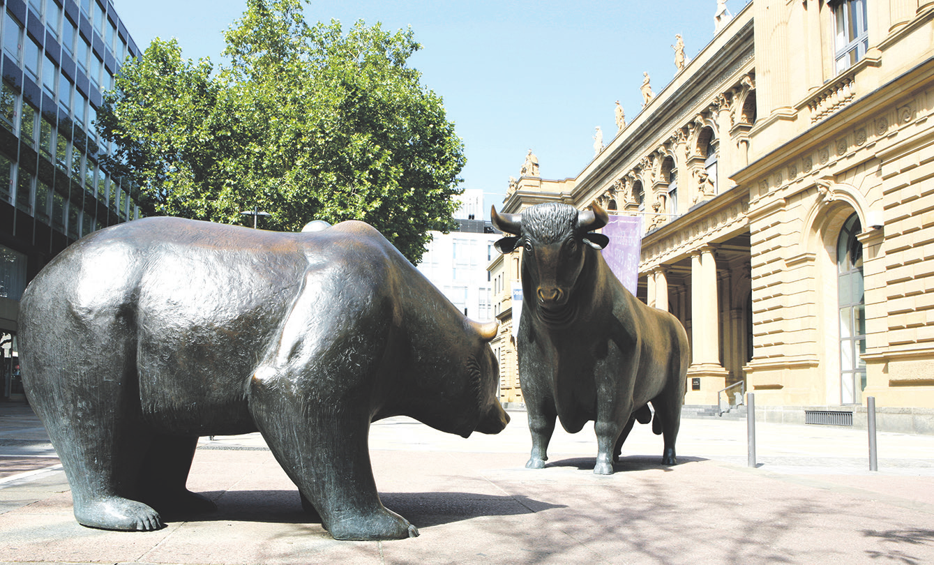 Bulle und Bär vor dem Gebäude der Frankfurter Börse. Dort wagte im zweiten Quartal dieses Jahres kein einziges Unternehmen ein Initial Public Offering (IPO). Foto: Petrus Bodenstaff_stock.adobe.com