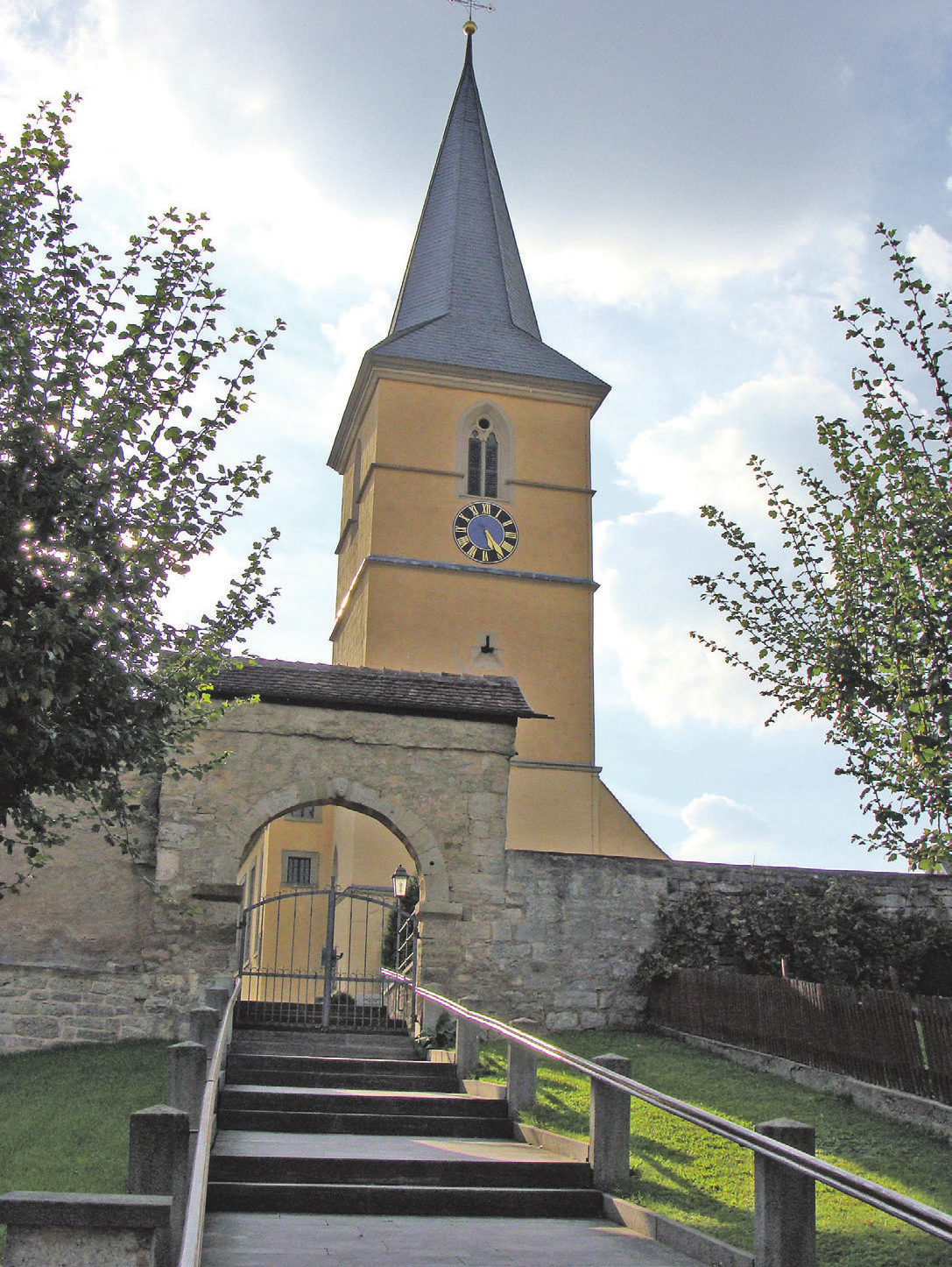 Die römisch-katholische Pfarrkirche St. Laurentius ist ein denkmalgeschütztes Kirchengebäude. Zur Kirchenausstattung gehören ein Hochaltar, der um 1710 gebaut wurde, eine um 1500 entstandene Pietà und eine Immaculata aus dem 18. Jahrhundert. Auf der Empore im Westen steht die Orgel mit 12 Registern, die um 1900 von G. F. Steinmeyer & Co. in ein Prospekt von 1770 eingebaut wurde. Foto: Archiv