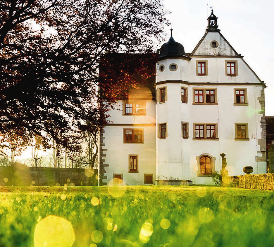 Das Schloss hat seinen Ursprung sicher im 11. Jahrhundert, in der Zeit der Grafen von Rothenburg-Komburg. Die Entstehung des heutigen Baues ist vermutlich ins 15. Jahrhundert zu datieren. Im Laufe der Jahre wurden viele An- und Umbauten vorgenommen. Über lange Zeit diente er als Wohnsitz des komburgischen Amtmanns. Foto: Kathrin Krauthahn