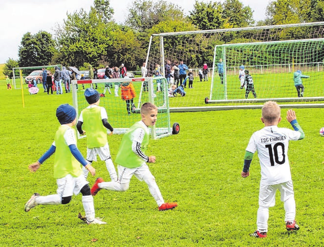 <span id="is4fj">Auch die Nachwuchskicker zeigen beim Herbstfest, wohin der Ball zu rollen hat.</span>