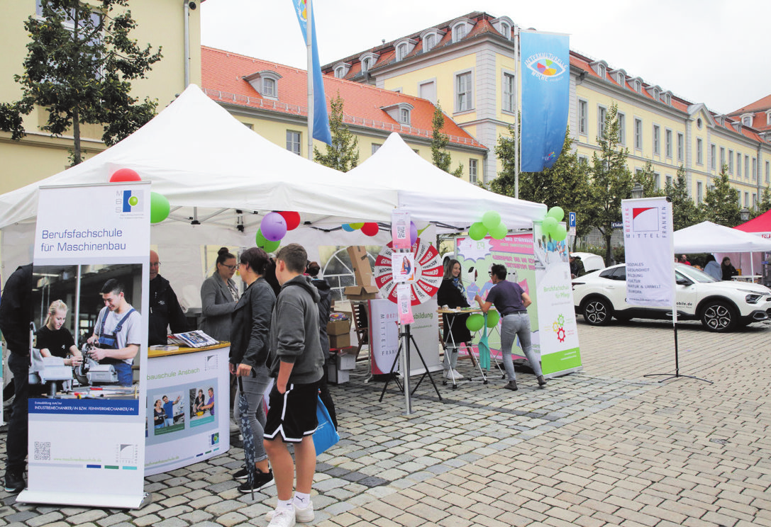 Viele Unternehmen geben einen kleinen Einblick in ihre Arbeit und den Berufsalltag. Interessierte können direkt mit den künftigen Ausbildern in Austausch treten.<br/>Fotos: Alexander Biernoth (8)