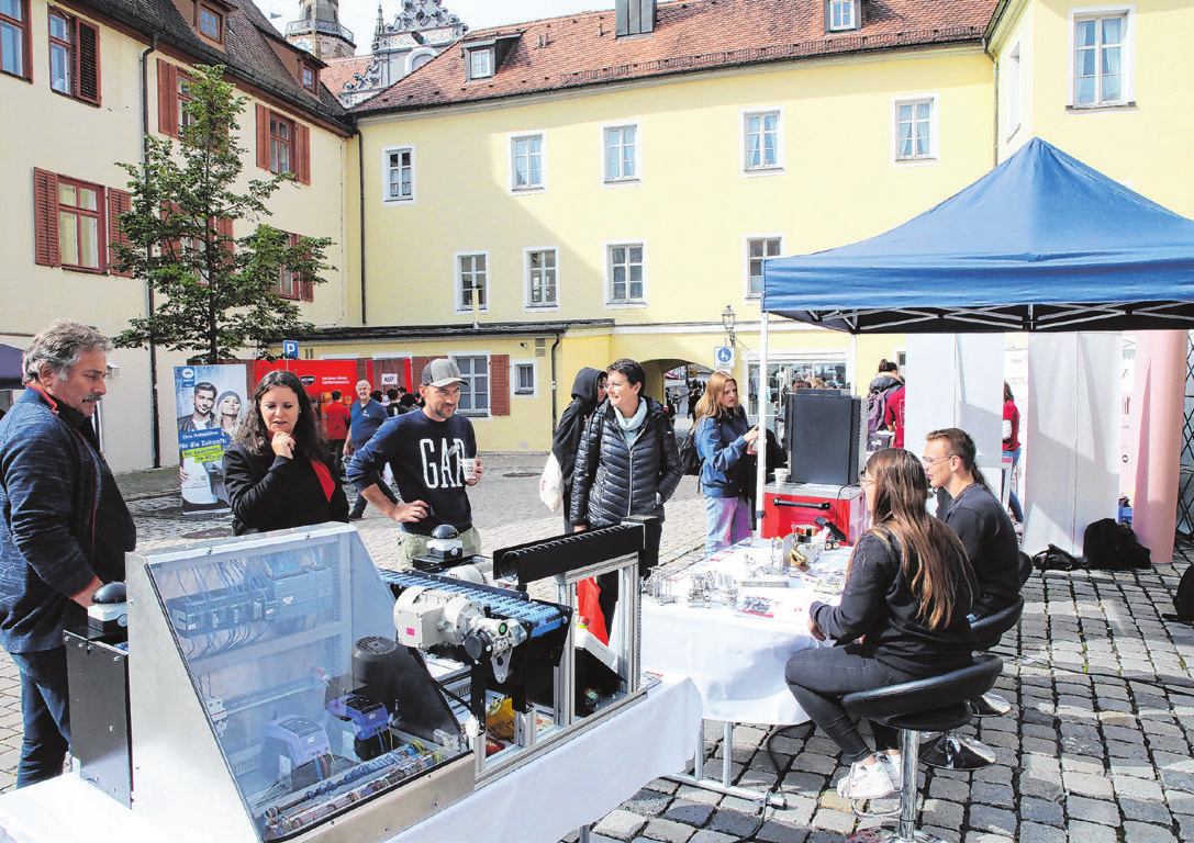 Einige Aussteller haben auch Ausstellungsstücke aus dem Arbeitsalltag der kommenden Auszubildenden dabei. So gelingt der Blick auf den Beruf noch einfacher und anschaulicher.