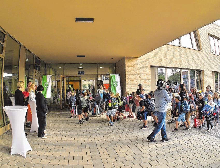 Voller Vorfreude stürmten die Schülerinnen und Schüler in ihre neuen Klassenräume. Foto: Jürgen Richter