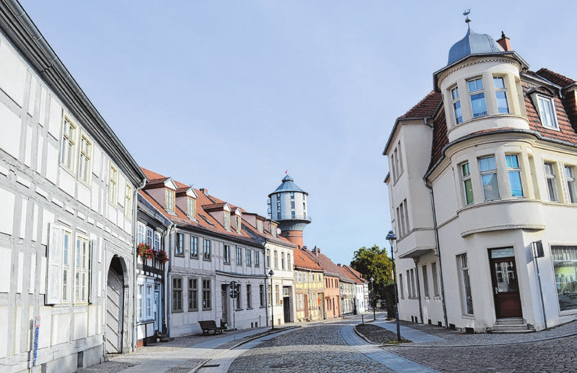 Die Goethestraße in der Altstadt mit dem typischen Kopfsteinpflaster und Blick auf den Wasserturm. NORBERT FALTIN/STADT NAUEN