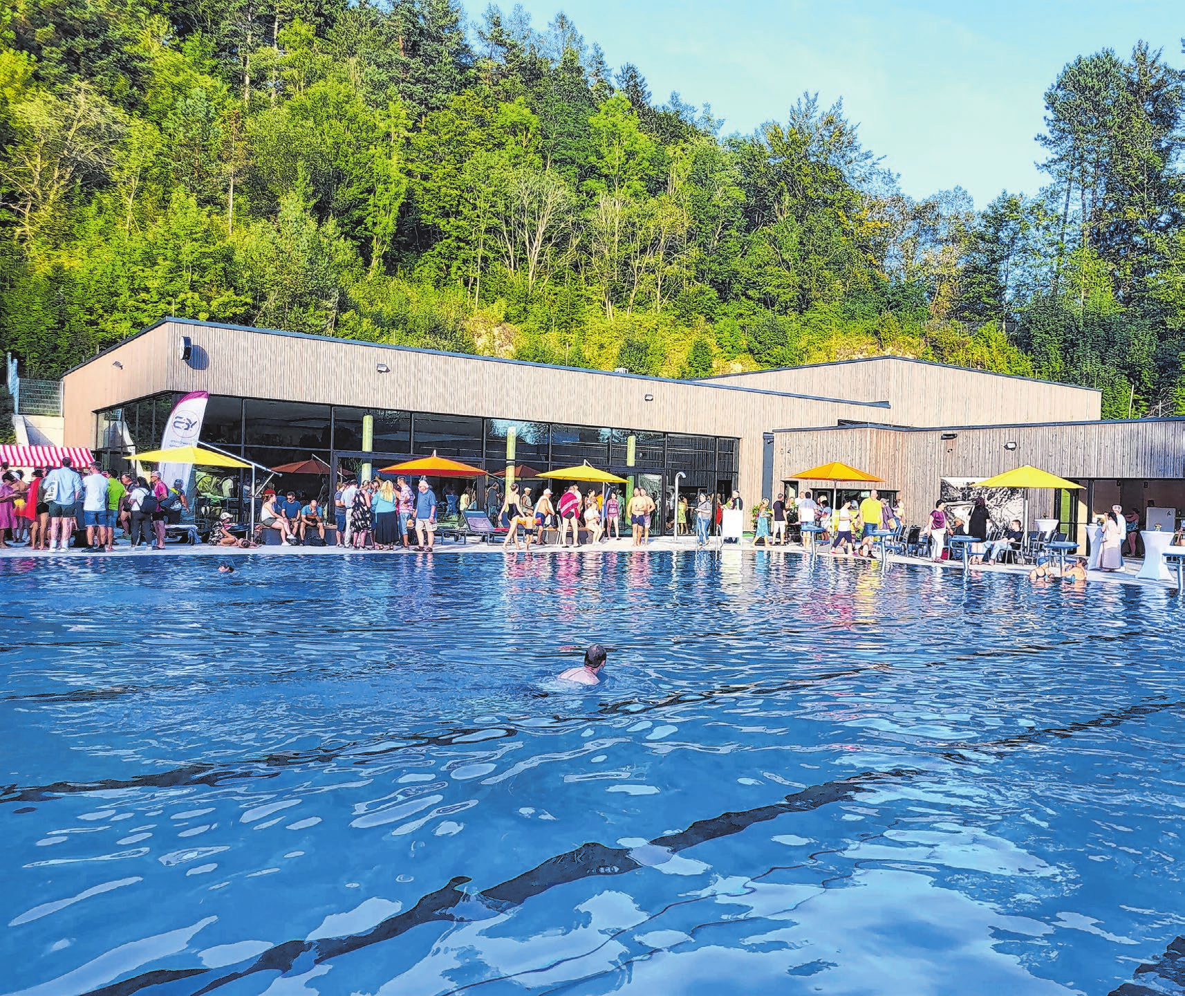 Das neue Hallenbad bildet mit dem Freibad eine stimmige Bäderlandschaft. Fotos: Maria Bloching