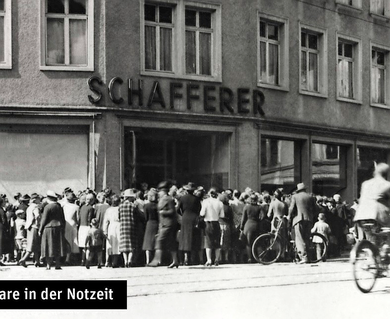 Schon in seinen Anfangszeiten zog Schafferer mit seinen Schaufenstern Besucherblicke auf sich, und in den Nachkriegsjahren (Bild links aus dem Jahr 1946) drängte sich die Kundschaft um Mangelware.