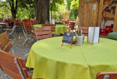 Zum Gasthaus gehört auch ein idyllischer Biergarten unter mehr als 100 Jahre alten, schattenspendenden Kastanienbäumen.